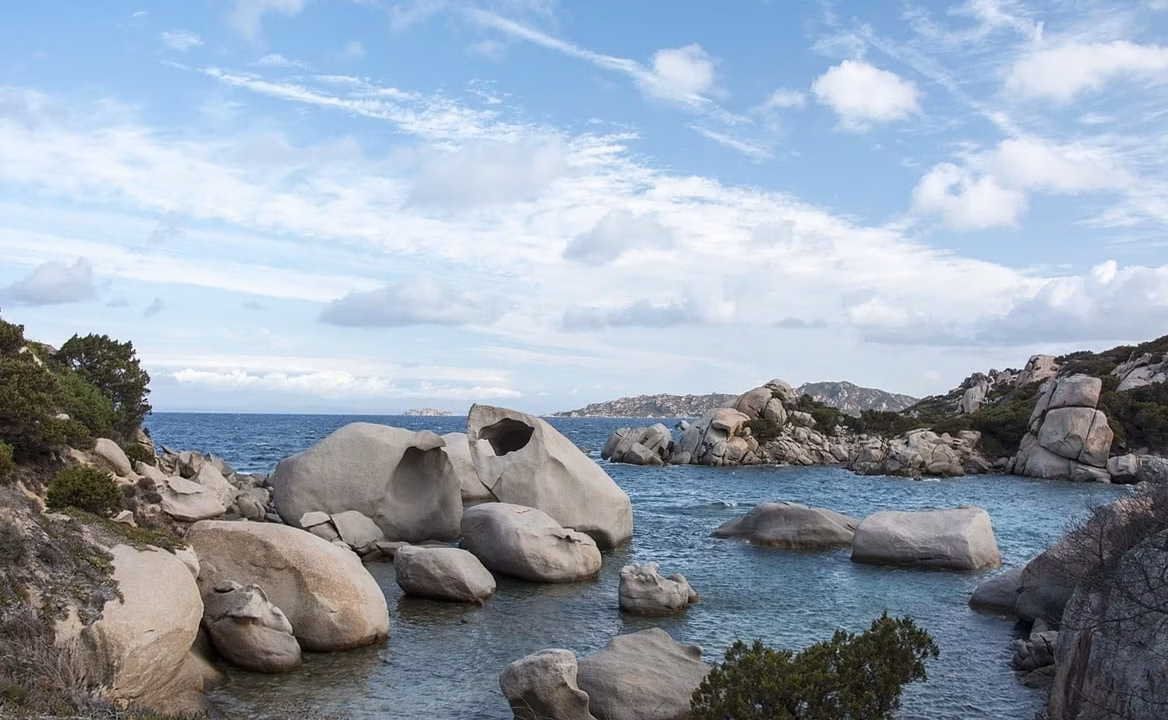 Alexia Laroche-Joubert choisit de s&rsquo;installer sur une île paradisiaque, loin des paysages français familiers