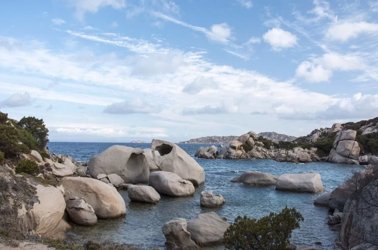 Alexia Laroche-Joubert choisit de s&rsquo;installer sur une île paradisiaque, loin des paysages français familiers